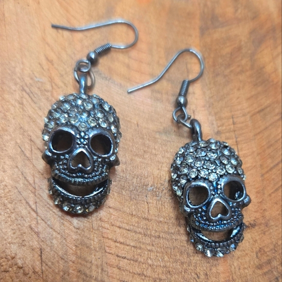 Skull earrings with rhinestones. - Picture 3 of 4